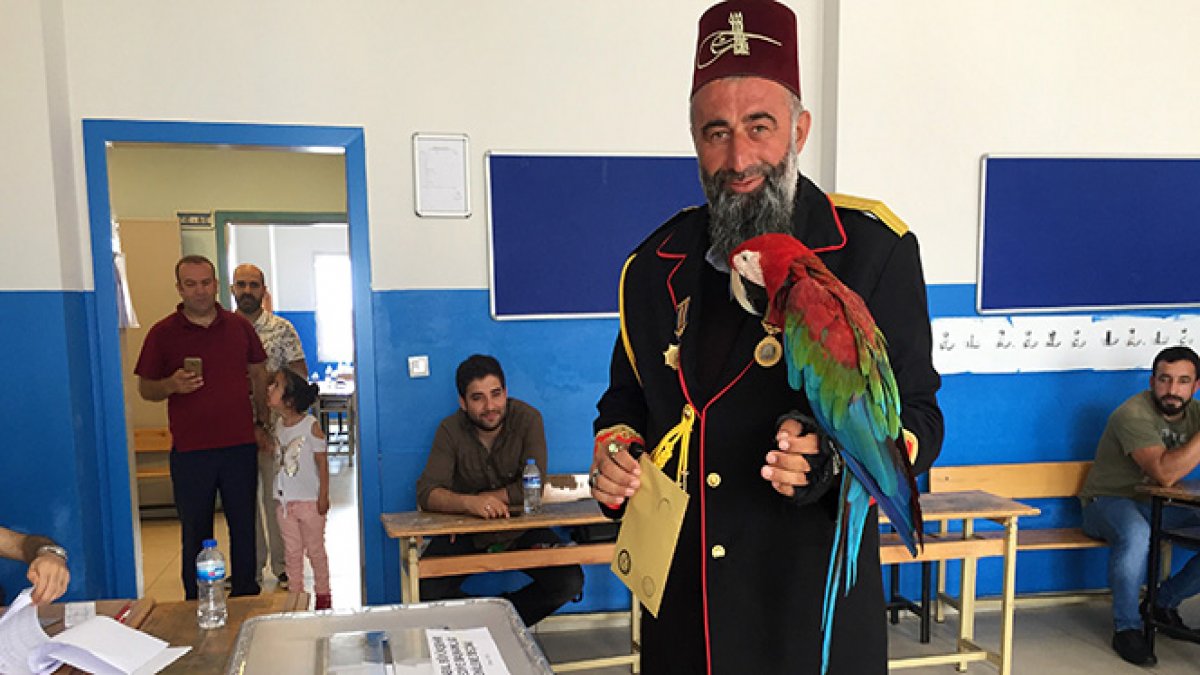 Zarfı sandığa "Paşa" attı! Papağanıyla oy vermeye giden adam ilgi odağı oldu!
