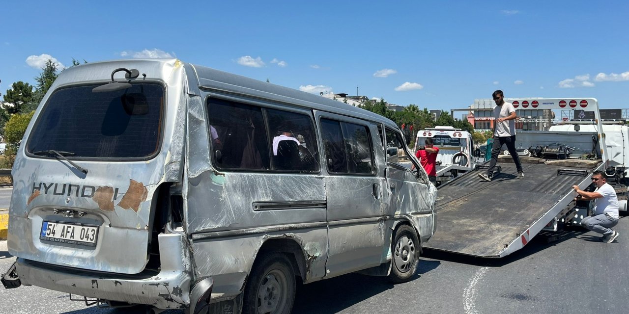 Sakarya'da minibüs devrildi: 6 yaralı
