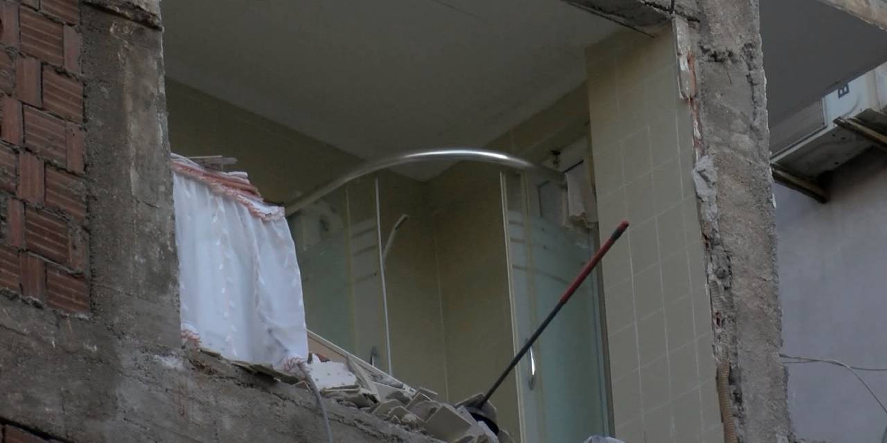 Ünlü oyuncunun evi yıkım çalışmasında zarar gördü: Banyosu açıkta kaldı