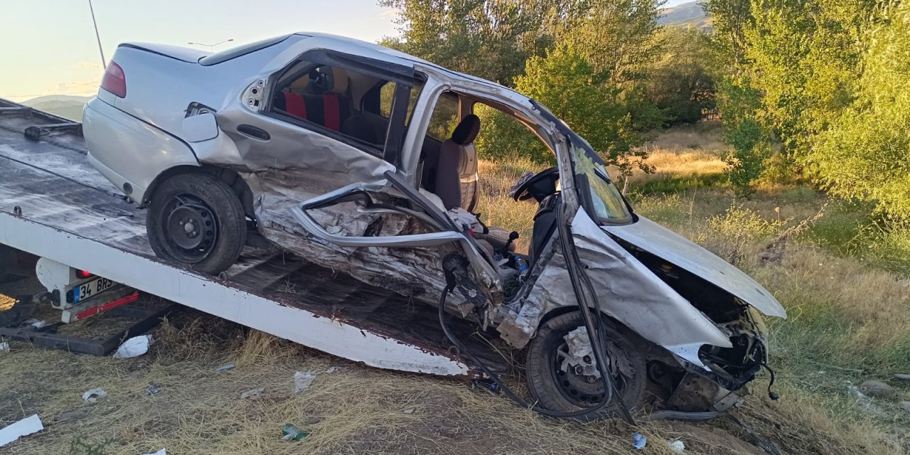 2 otomobil birbirine girdi: 2'si çocuk 8 yaralı