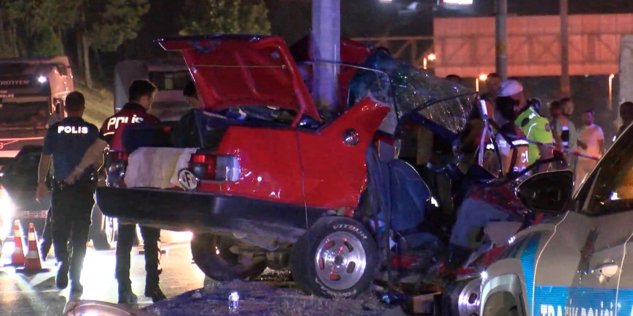 Aydınlatma direğine saplanan aracın sürücüsü öldü