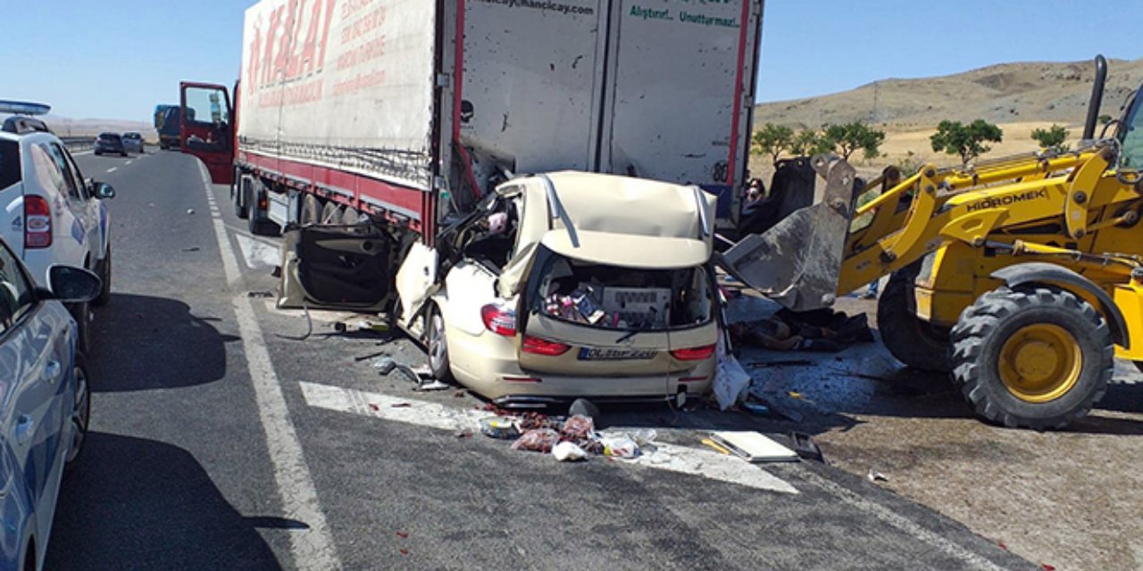 Kayseri'de tıra çarpan otomobilin sürücüsü öldü