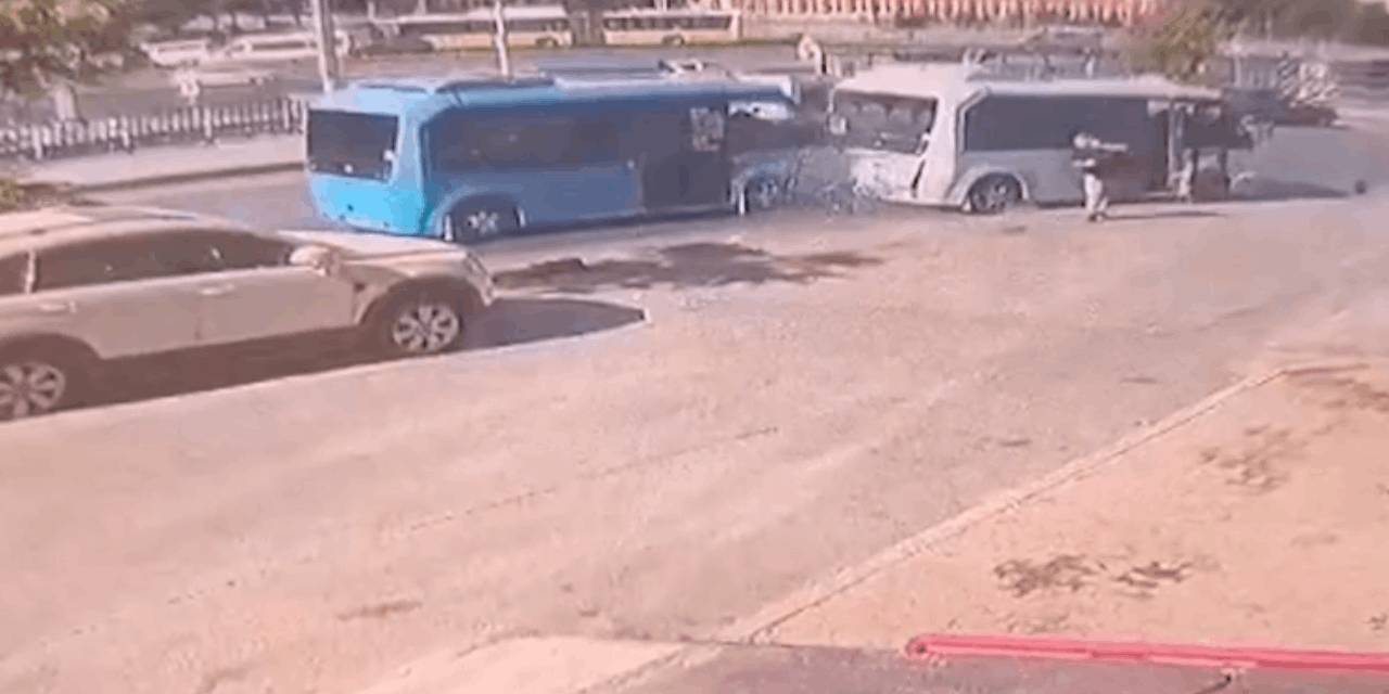 Minibüsler birbirine girdi olan yolculara oldu!