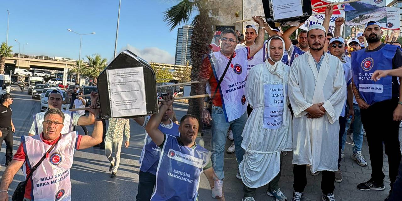 İzmir'de kamu emekçileri AKP İl binası önüne tabut bıraktı