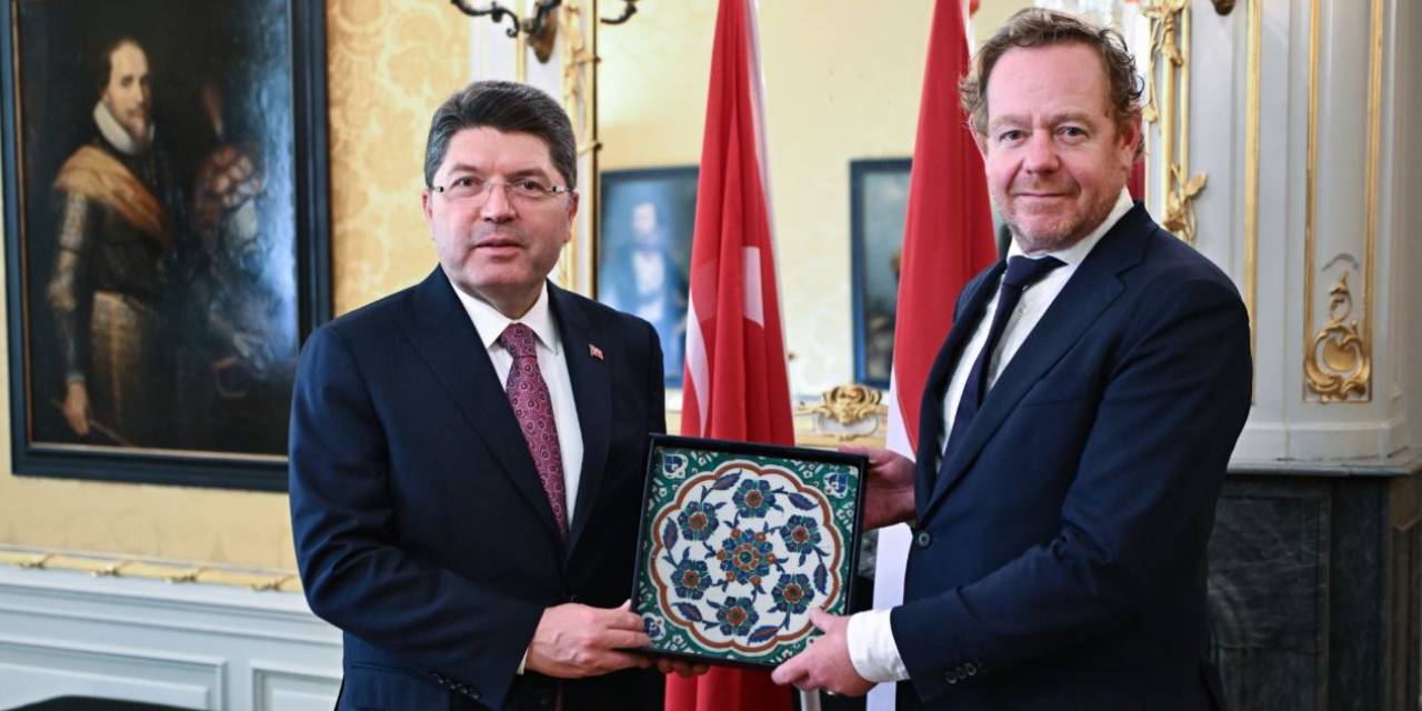 Çalınıp Hollanda'ya götürülen tarihi eser Bakan Tunç'a teslim edildi