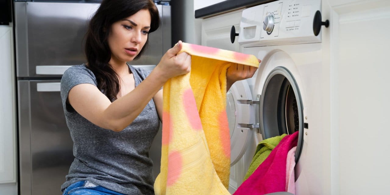 Renkli çamaşırları yıkamak için yalnızca bir sıcaklık uygundur