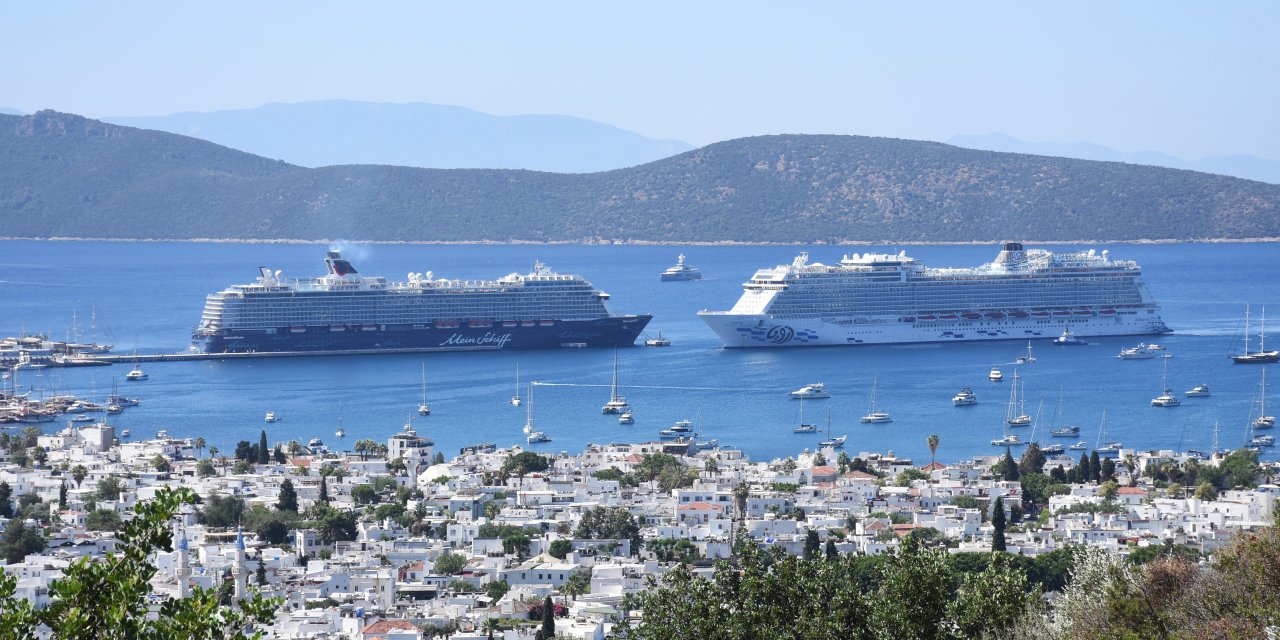 Denizden turist yağmuru: Tek günde 3 bin kişi