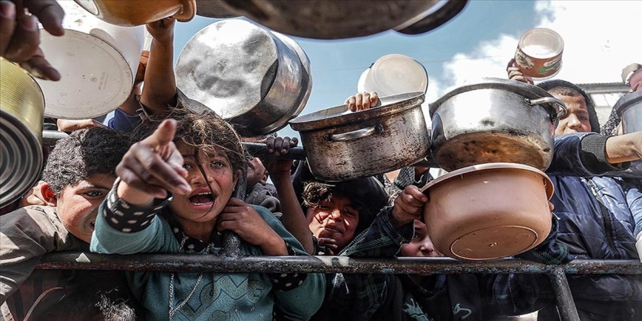Gazzelilerin açlıktan sokaklarda bayıldığını bildiren UNRWA: İşimizi yapmamıza izin verin