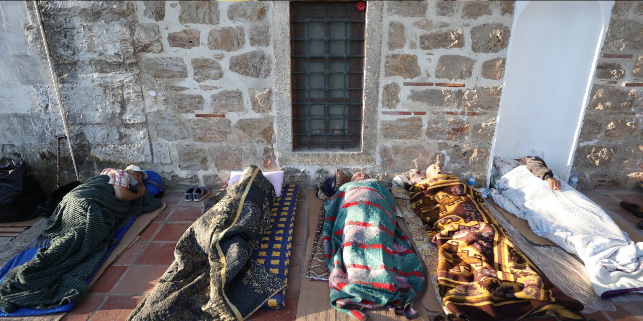 Edirne'ye binlerce kişi akın etti: Otellerde yer kalmadı yerlerde uyudular