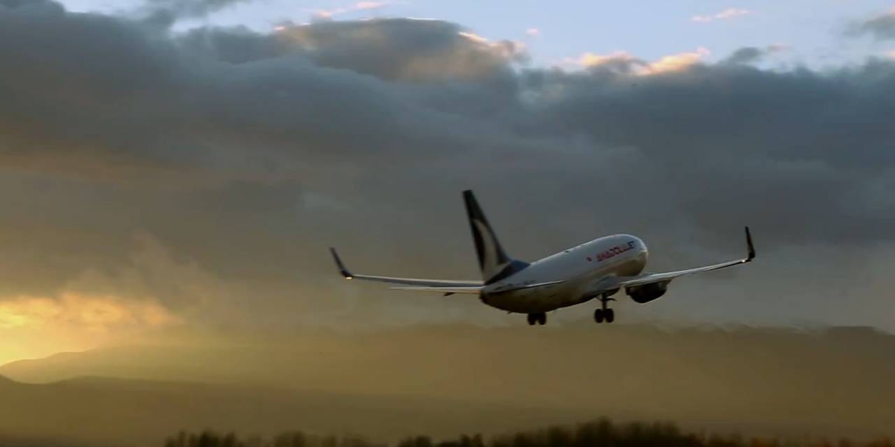 Havada panik anları! Uçağa yıldırım isabet etti