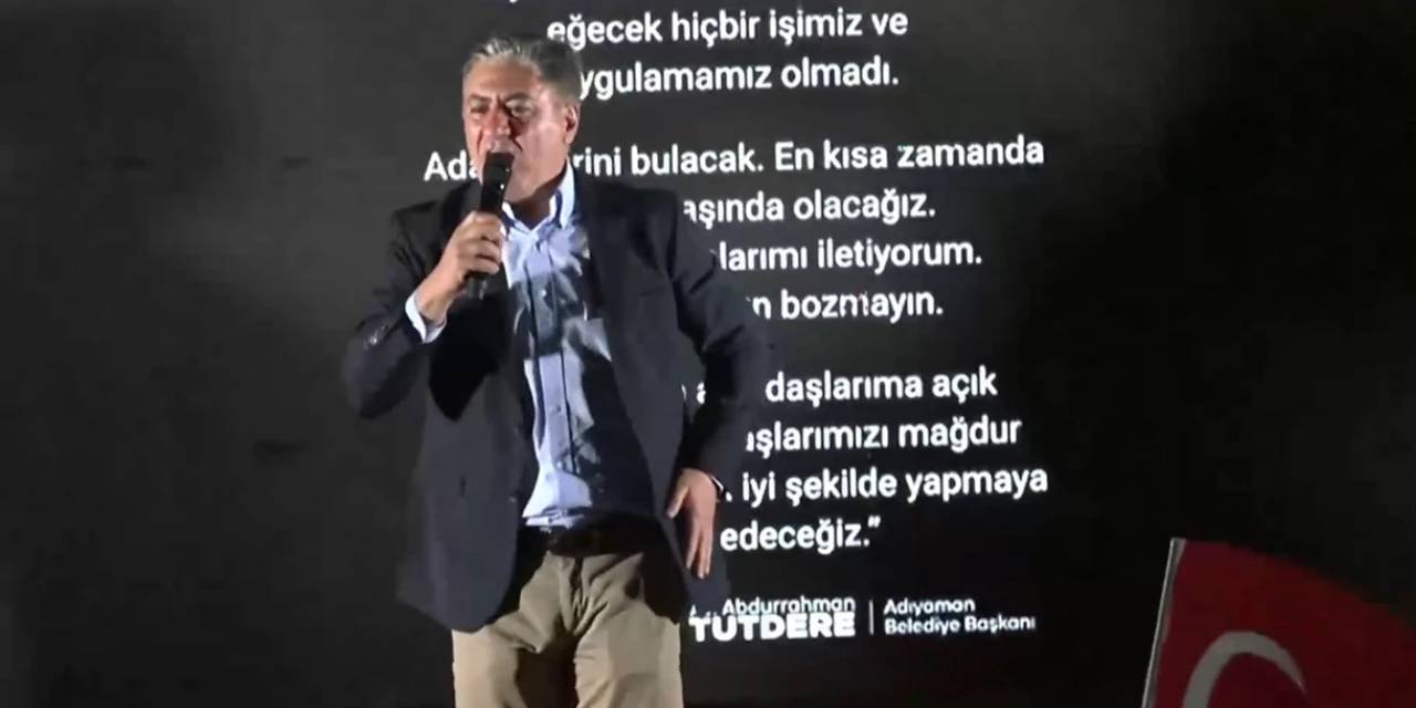 CHP'li Murat Emir sahneden indiği esnada düştü!