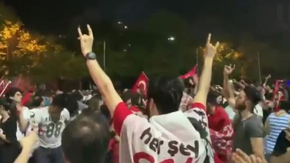 Sanki Gezi Direnişi: Bozkurt ve Delilo bir arada