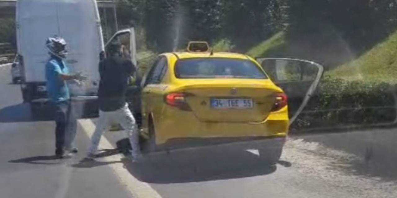 Esenler'de minibüsçü dehşeti: Anne ve oğlu korku içinde araçtan fırladı!