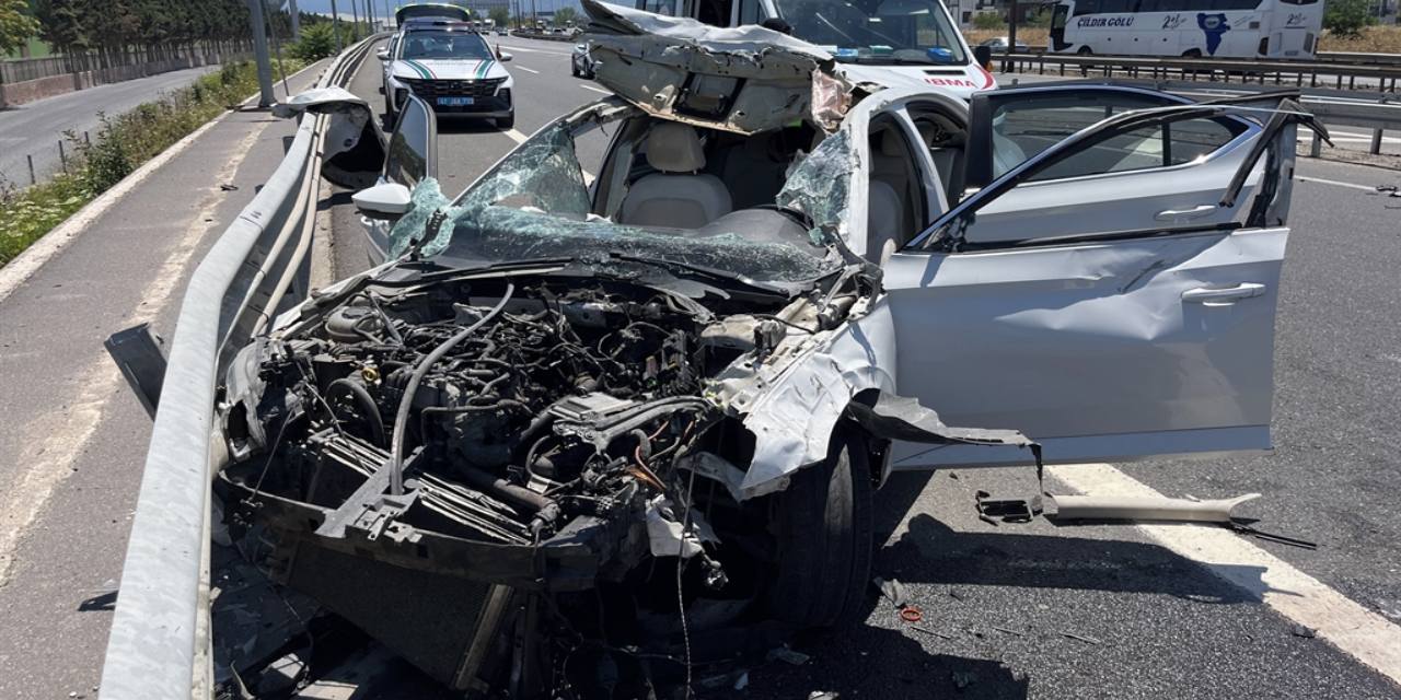 Kocaeli’de bariyere çarpan otomobil hurdaya döndü: 4 yaralı