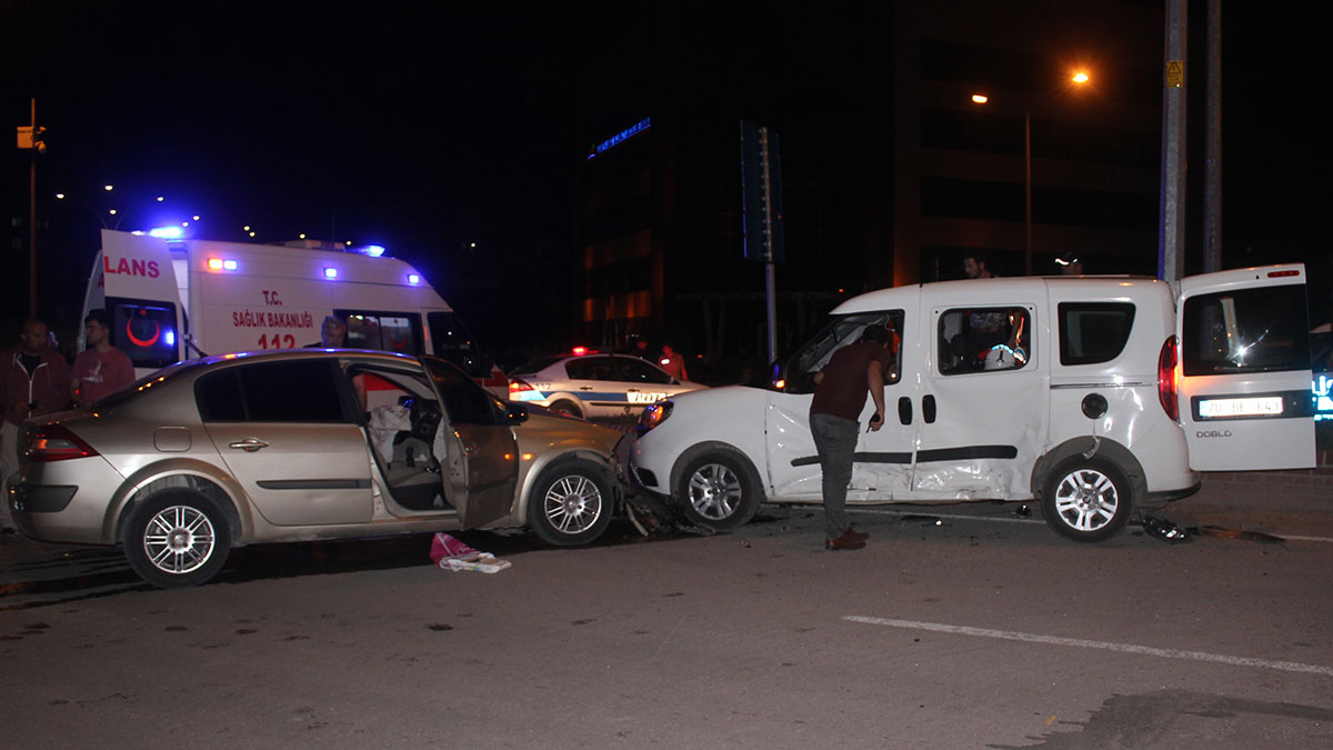 Polis aracı ile otomobil çarpıştı: 2'si polis, 5 yaralı