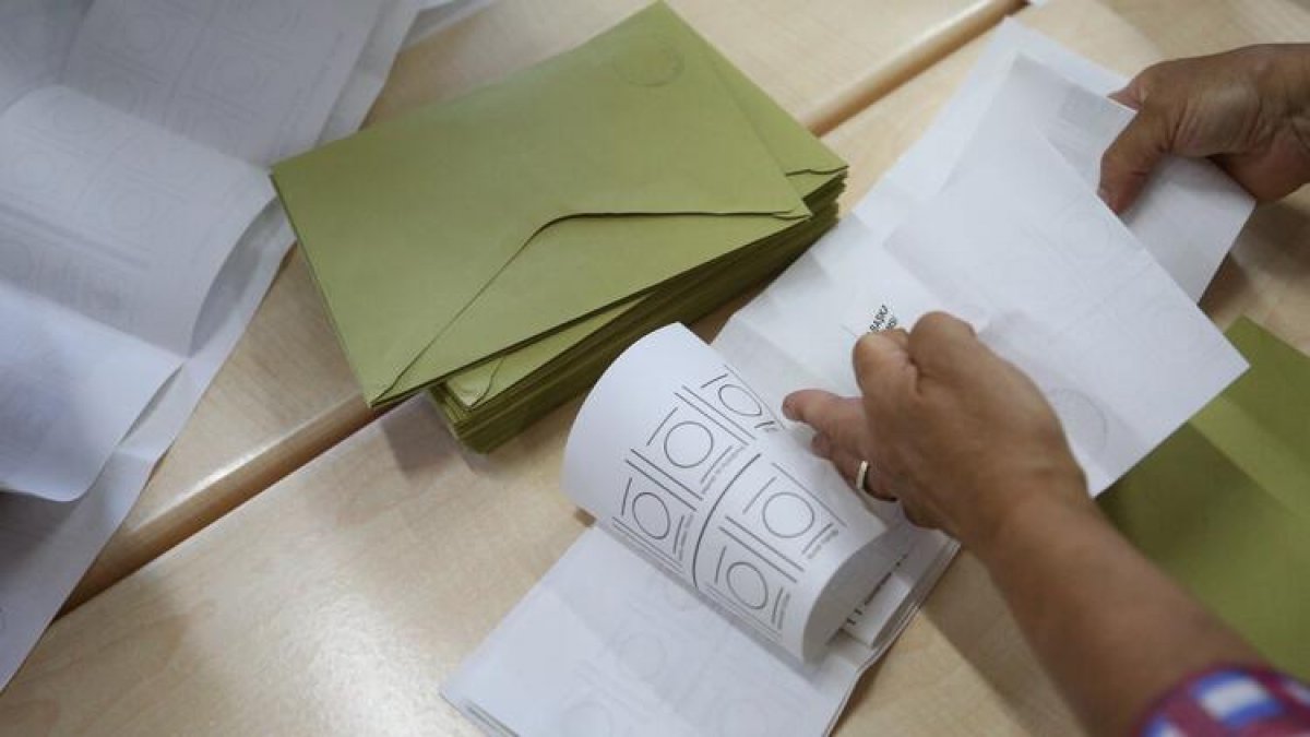 Bu sabah panoya asıldı! İstanbul il seçim kurulu resmi olmayan sonuçları açıkladı!