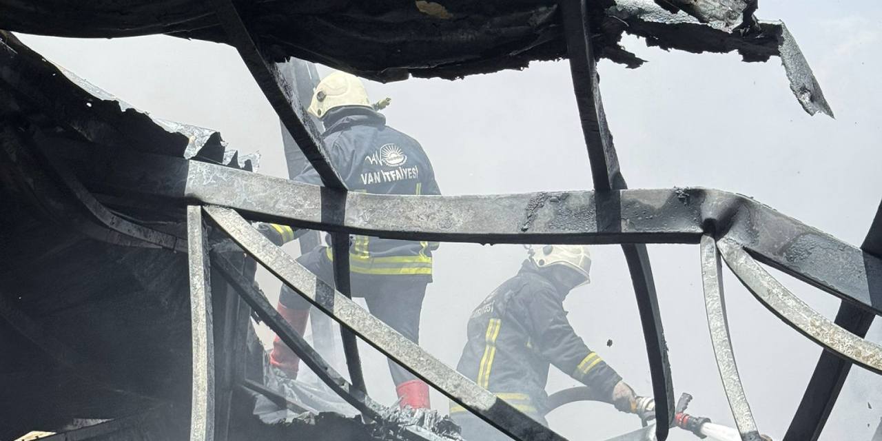 Van'da geri dönüşüm tesisinde çıkan yangın söndürüldü