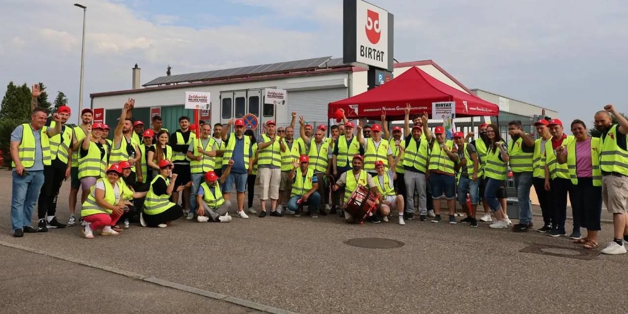 Dev döner firmasının işçileri greve başladı: Patronun lüks aracı çileden çıkardı