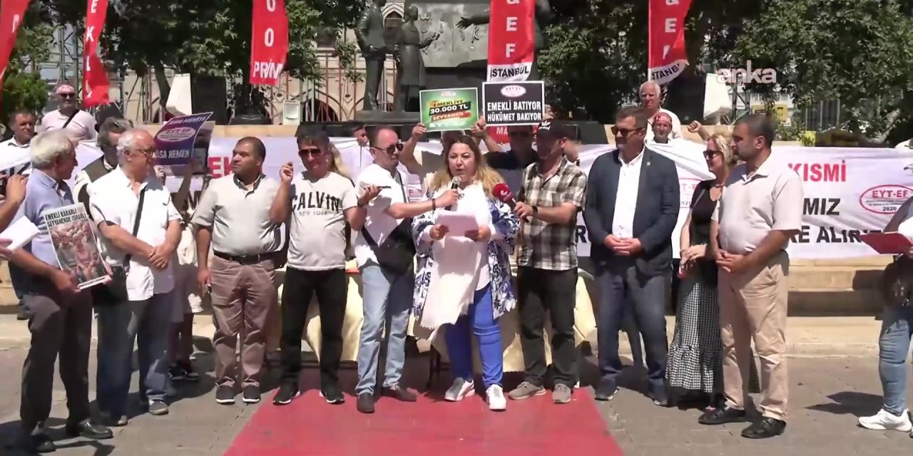 Emekliler Kadıköy'de "seçim sandığı" kurdu: Yönetemiyorsanız yönetecekler gelsin