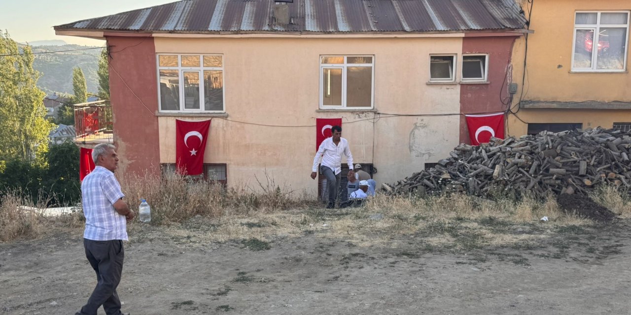 Pütürge'deki şehit ailesinin evine bayrak asıldı