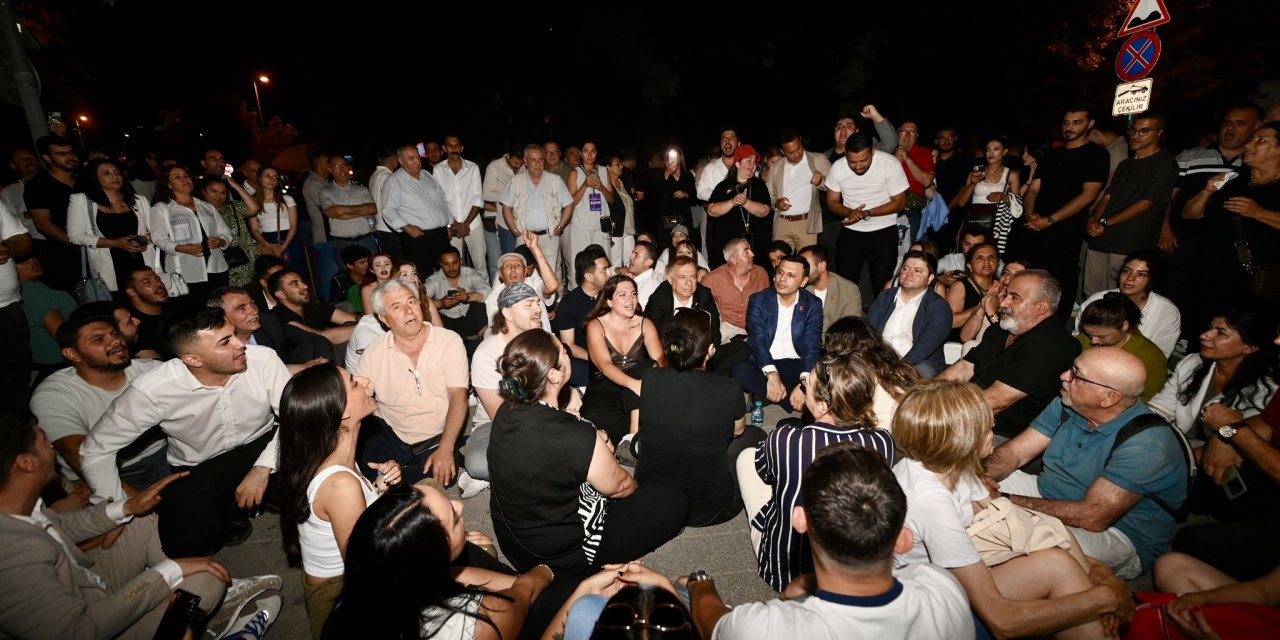 CHP İstanbul, gözaltılar için Vatan Emniyet önünde nöbette