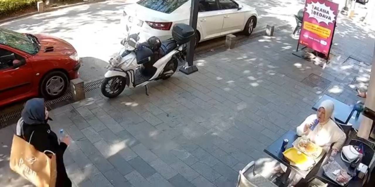 Motosiklet yayayı ezdi! O anlar kameralara yansıdı