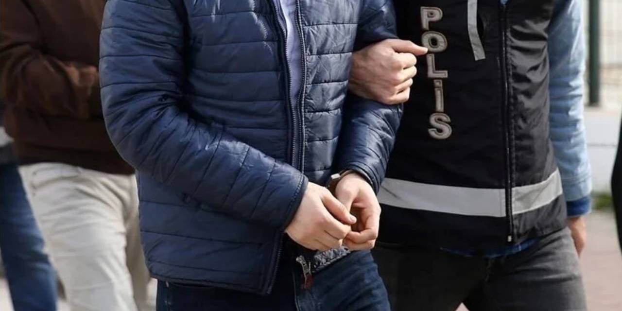 Otomobilde uyuşturucu ile yakalanan 2 şüpheli yakalandı