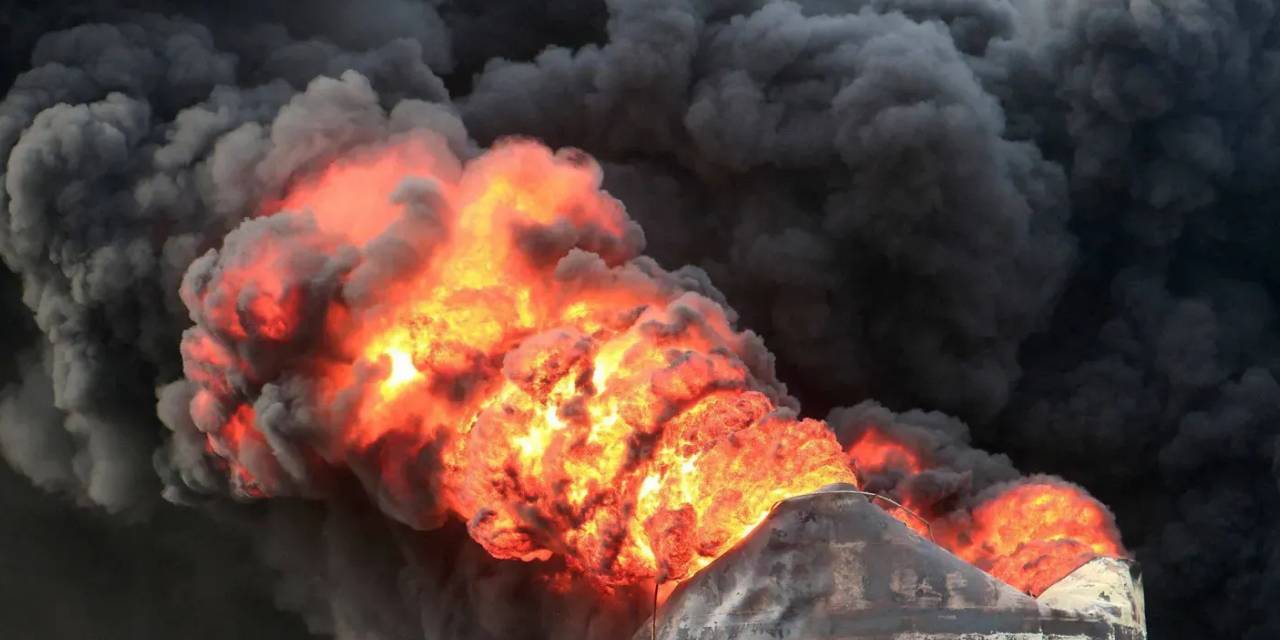 İsrail Husiler’e saldırdı, topraklarına füze yağdı!