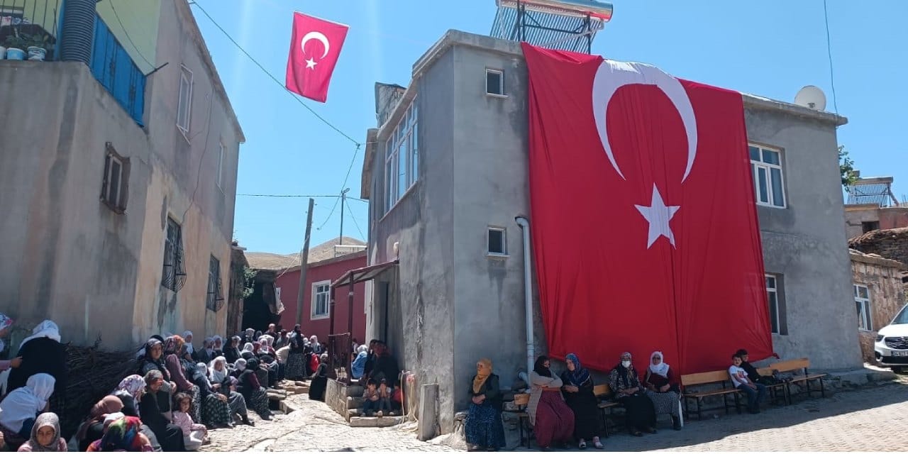 24 yaşında şehit olan mehmetçiğin ailesine acı haber verildi