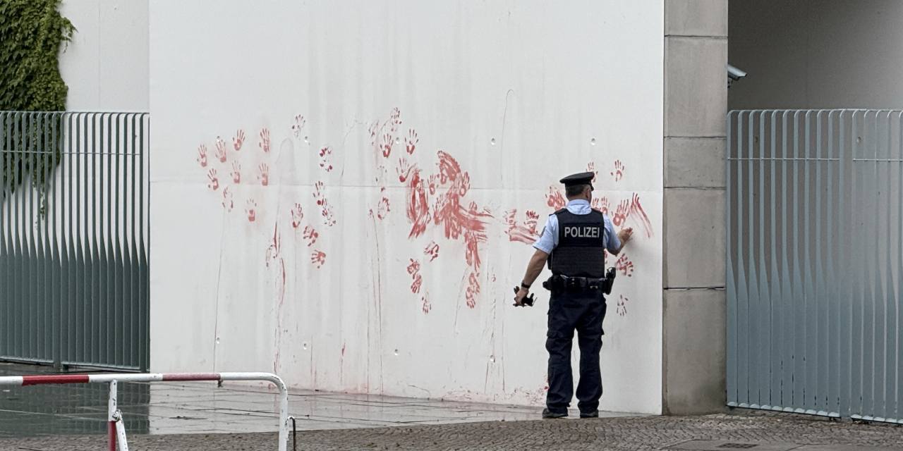 Almanya'da 'Filistin' eylemi: Başbakanlık binasını kırmızıya boyadılar!