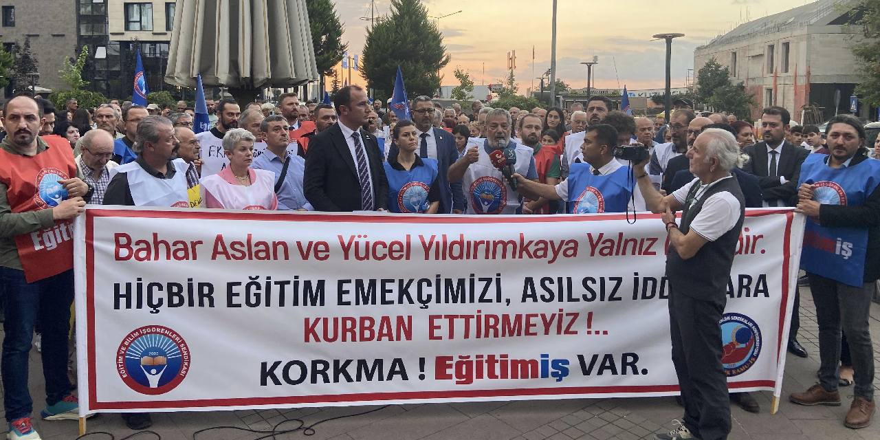 8 mart afişi asan öğretmen görevden alınmıştı: Dava açtı kazandı ama 19 aydır bekliyor!