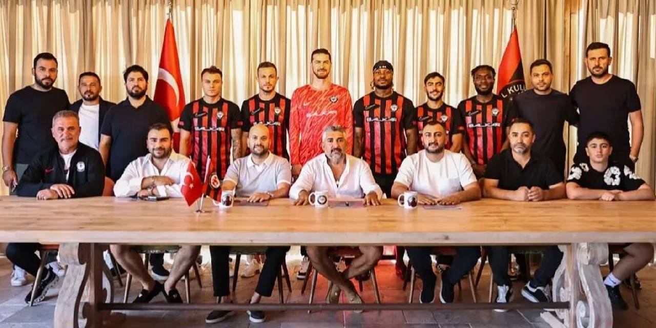 Böyle imza töreni görülmedi: Transferler masaya sığmadı