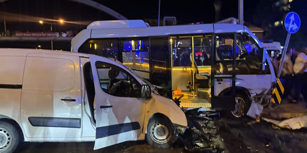 Minibüs ve ticari araç çarpıştı: 10 yaralı