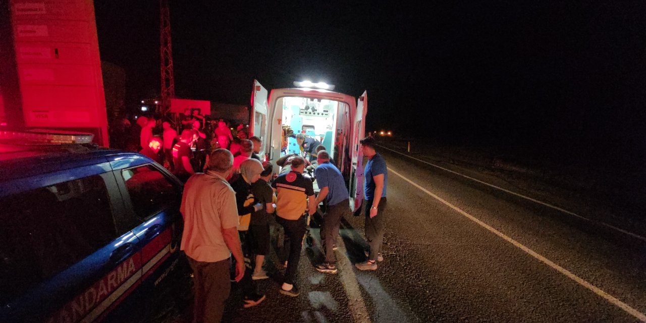 Taksi ve kamyonet birbirine girdi: 4 yaralı