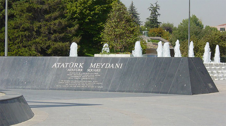 Meclis’in kurucusu Atatürk'e büyük ayıp! Atatürk Meydanı'nın bakımsızlığı isyan ettirdi