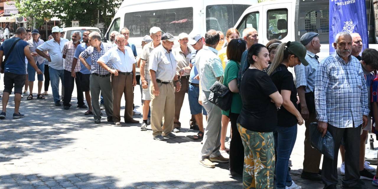Üç ilçede binlerce kişiye dağıtıldı: Vatandaşlar kuyruğa girdi