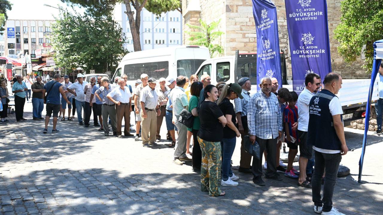 Belediye bedava dağıttı: 6 bin 500 kişi kuyruk oldu
