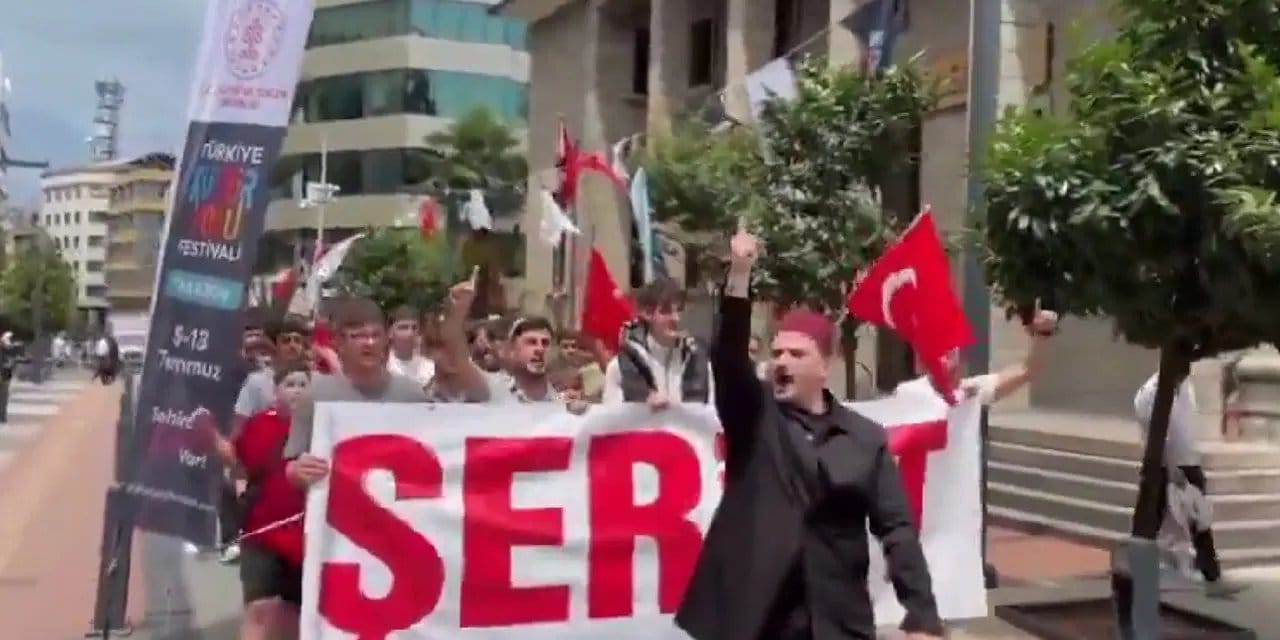Ellerinde pankart kent meydanında 'şeriat' diyerek yürüdüler