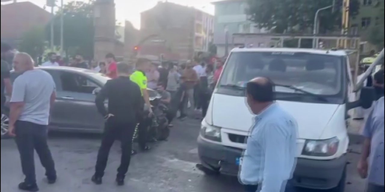 İki aracın arasında sıkışan yaya ağır yaralandı