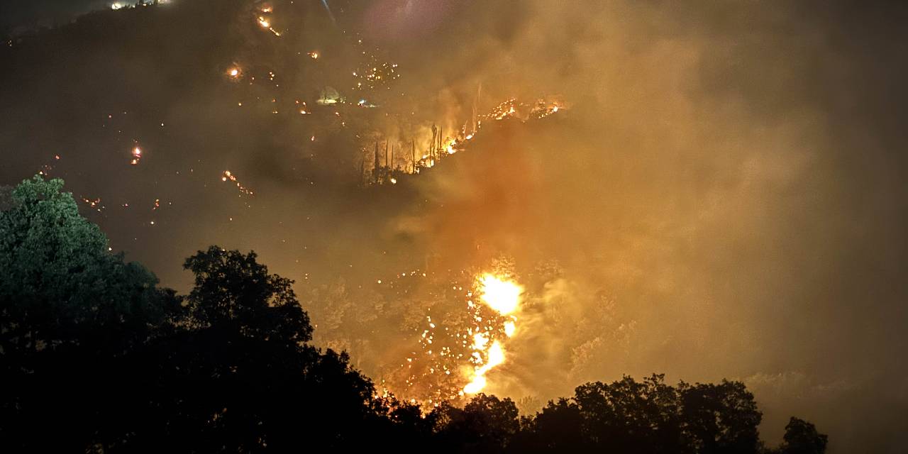 Manisa ve Uşak’ta peş peşe yangınlar: Müdahaleler sürüyor, onlarca hane tahliye edildi