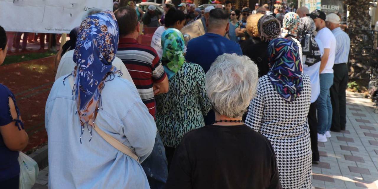 Manisa'da bedava verildi: Herkes kuyruğa girdi