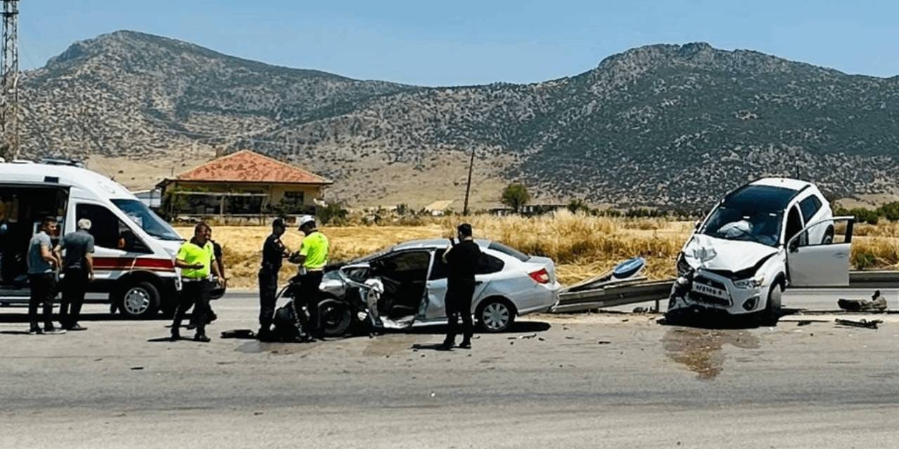 Burdur’da iki otomobil kafa kafaya çarpıştı: 2'si çocuk ve 3 yetişkin yaralandı