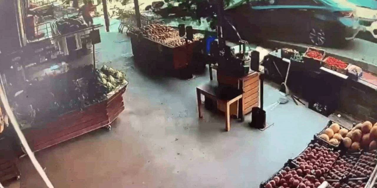Eyüpsultan'da korkunç anlar: Otomobil market önündeki çalışanı savurdu