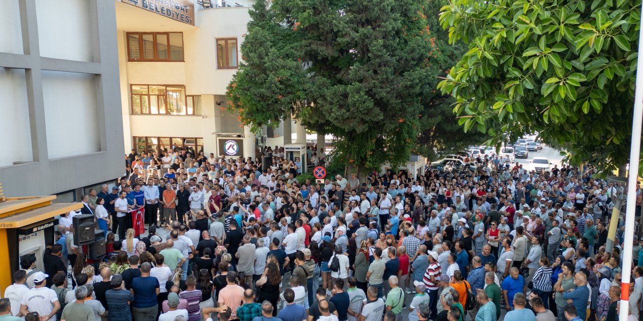 Tutuklu başkan için belediyeye akın ettiler