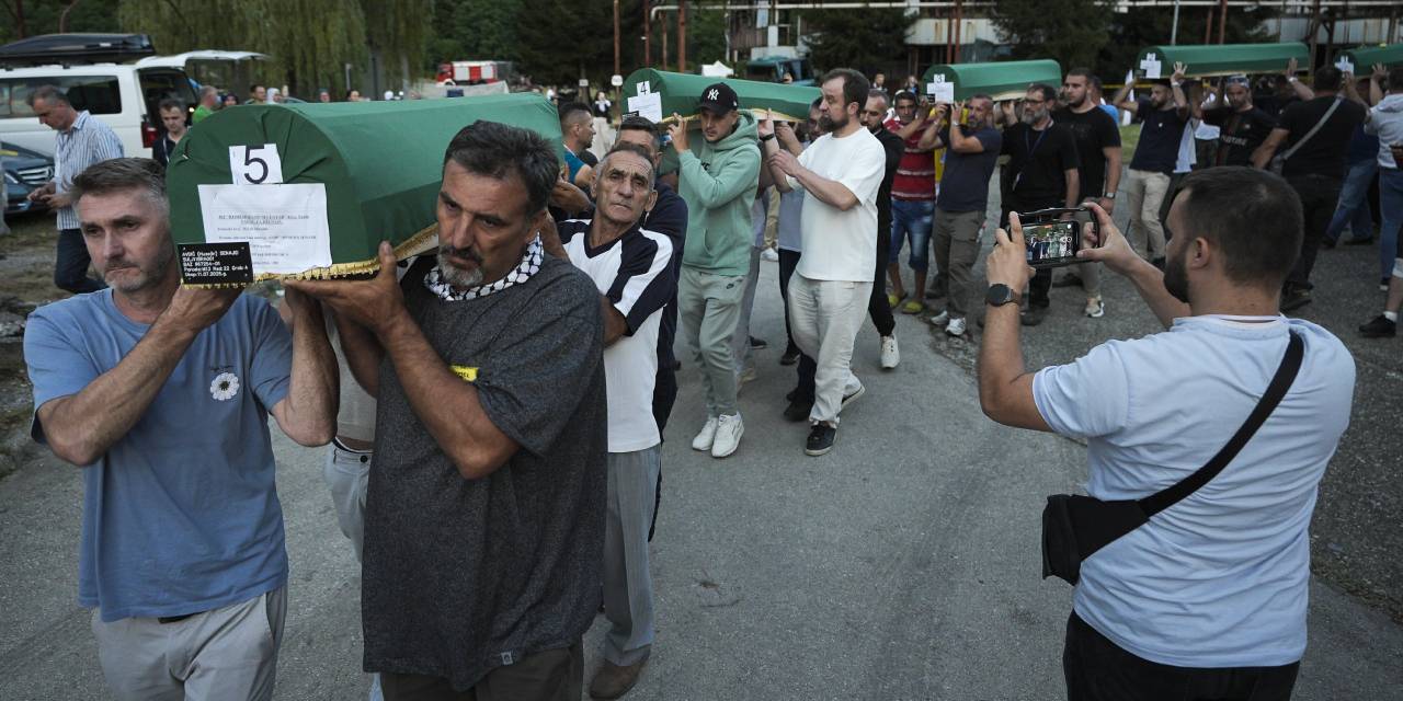 Srebrenitsa'nın acısı hala taze! 7 kurbanın cenazeleri anıt mezara taşındı