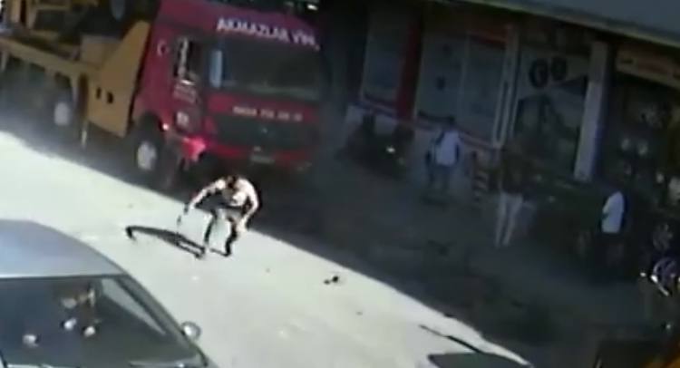 Tamir sırasında kamyon lastiği patladı: Lastikçinin ayağı kırıldı