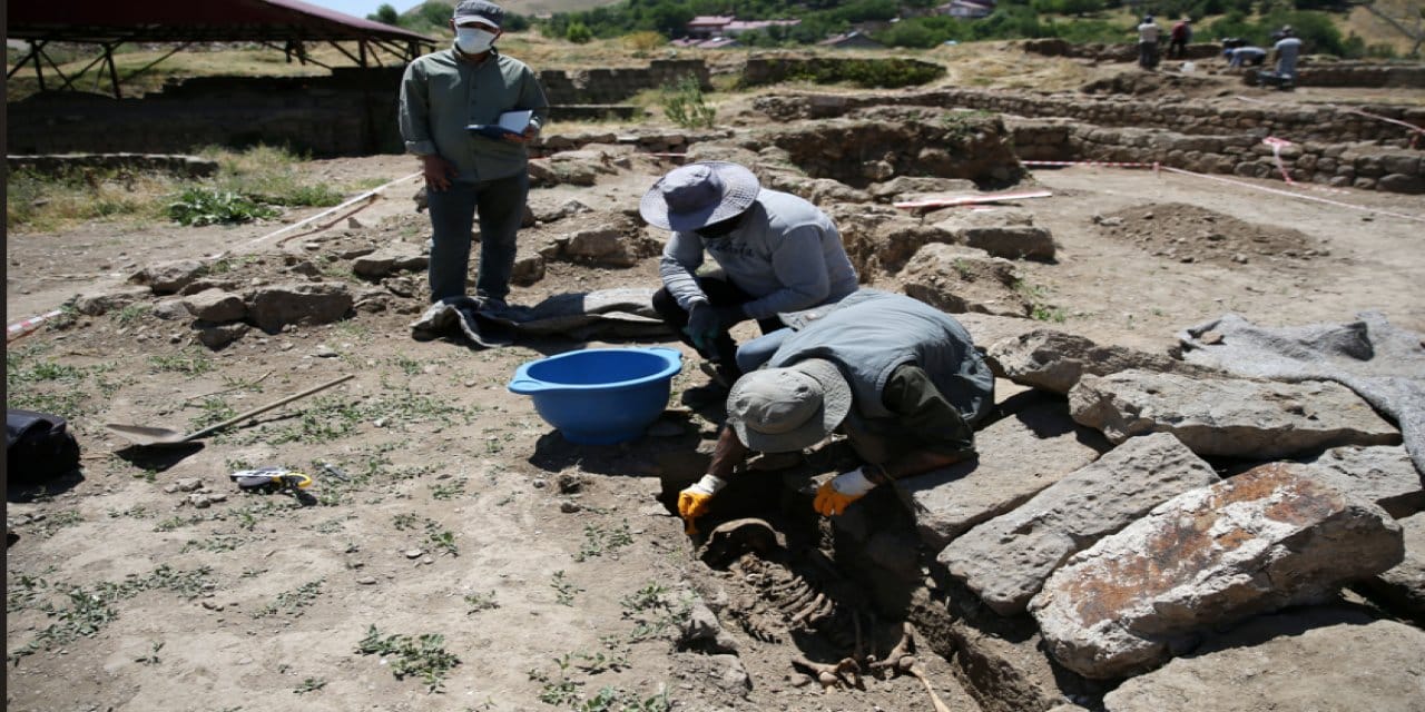 Bitlis Kalesi kazılarında nadir bir Şii secde taşı gün yüzüne çıktı