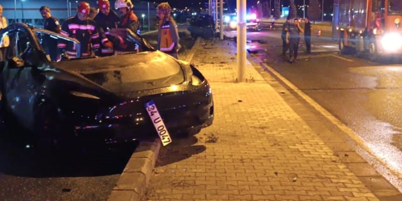 Tesla otomobil alev aldı! İki hemşire yanarak can verdi