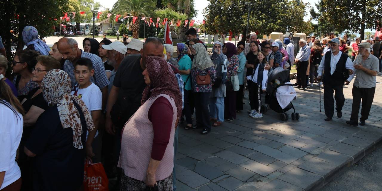 Belediye başkanı elleriyle dağıttı: 3 bin kişi kuyruğa girdi