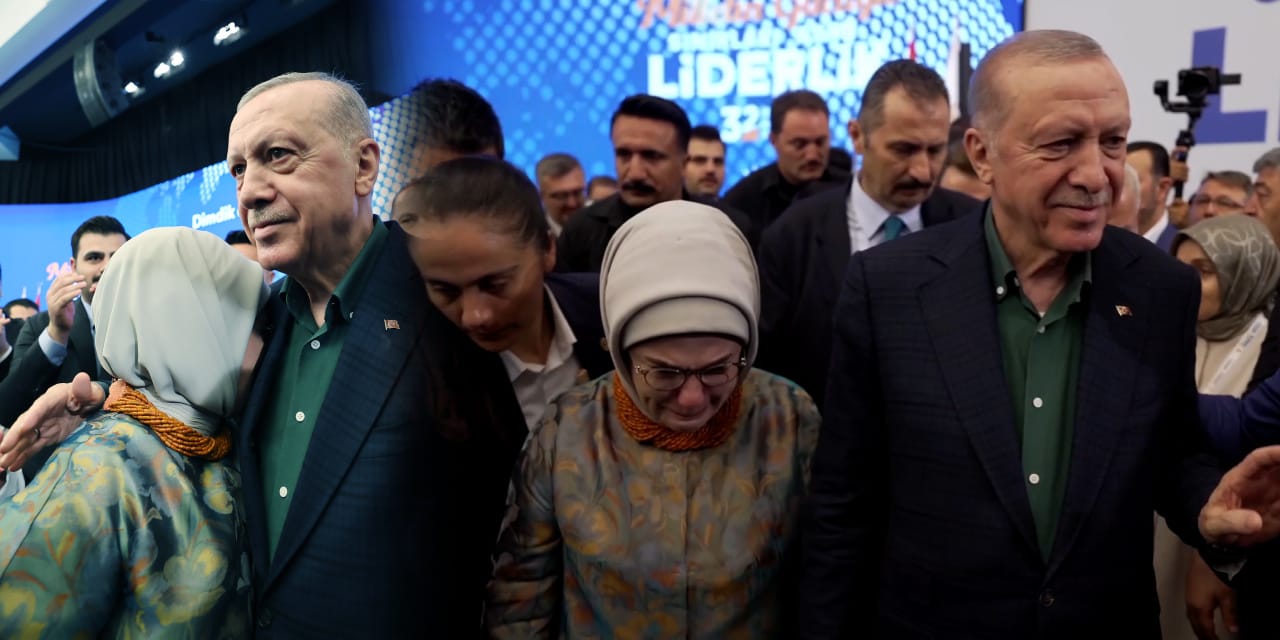 Erdoğan sahneden indi Emine Erdoğan hıçkıra hıçkıra ağladı